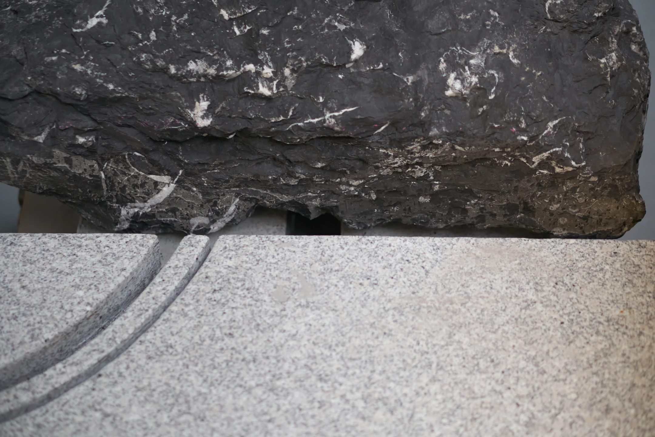 Vorbereitung eines Grabmals aus Granit mittels Steinbearbeitung via Diamantfräse sowie Hammer und Meißel